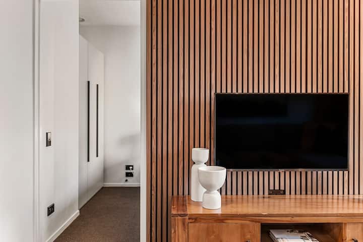 Central & Stylish + Carpark Included - Auckland