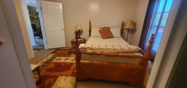 Მდინარის ხედი საძინებლის ფანჯრიდან.