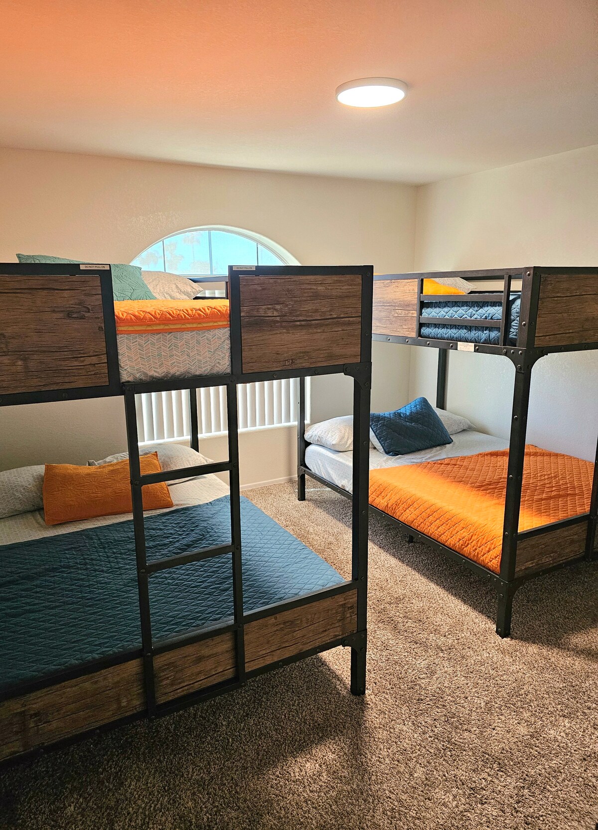 2 velika kreveta na kat koji mogu primiti do 80 kg po krevetu. Odlično za djecu i odrasle! 