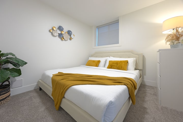 Dormitorio con cama tamaño king, vestidor y armario (perchas incluidas).