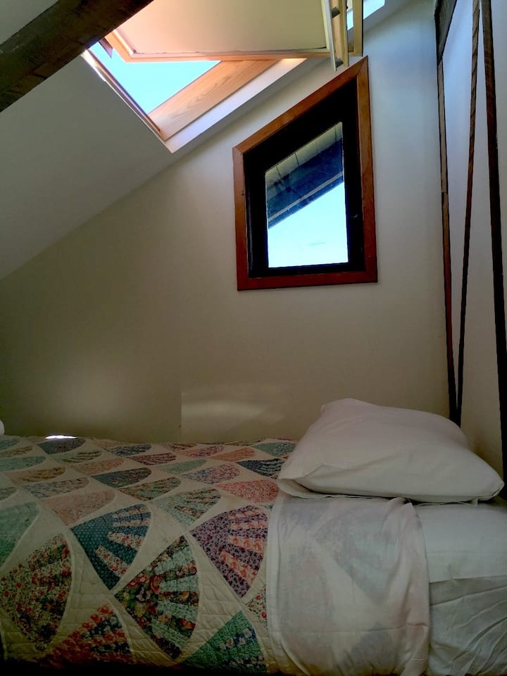 Esta es una habitación chiquitita en el altillo, ideal para niños o adolescentes