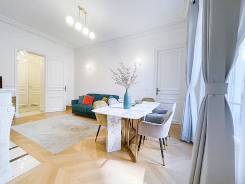 Successful Airbnb property: In the heart of the city of light, Golden Triangle in Paris 8e Arrondissement