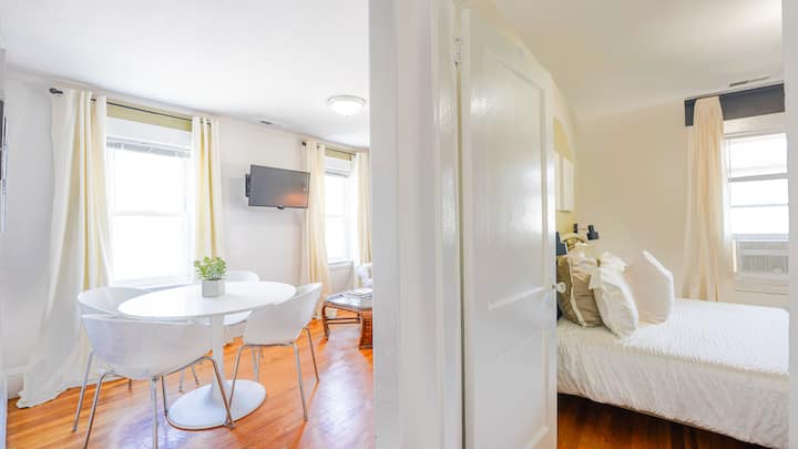Sleeps 6, Walkable Location On Main Street - Rhode Island