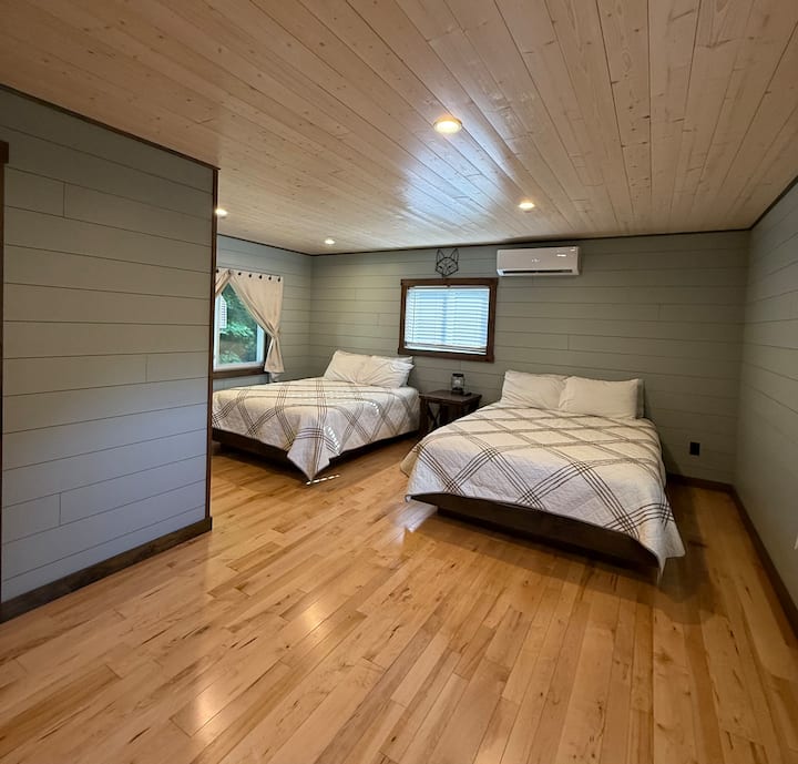 2张标准双人床和独立卫生间 