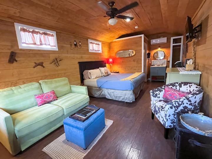 Live Oak Lodge: მყუდრო საწოლი 193×203 სმ და სახლის ყველა კომფორტი.  ცალკე სააბაზანო დიდი ქვის საშხაპით და კარგად მომარაგებული ყავის ბარი.  
ტახტი, საჭიროებისამებრ, იშლება და ქუინ‑საზომის საწოლს ქმნის; თეთრეული გექნებათ.