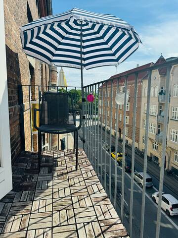 Great location, 3 twin beds and two balconys gallery image 3