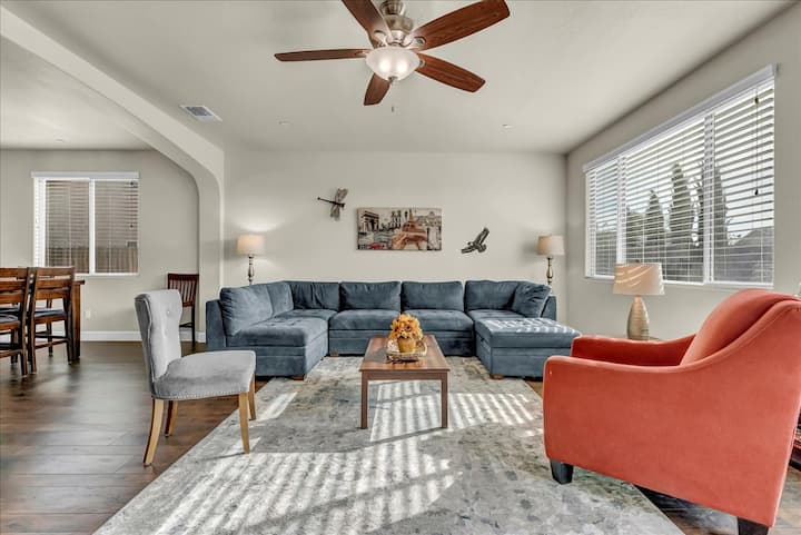 Glacier - Spacious (11 Beds, Sleeps 15) - Hanford, CA