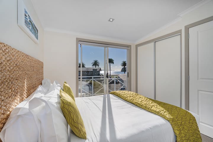 Spálňa s manželskou posteľou na nižšom poschodíchodí s výhľadom na vodu