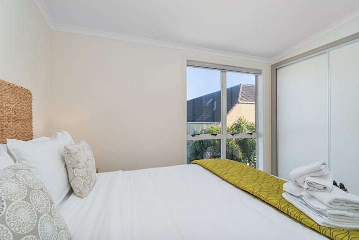 Spálňa s manželskou posteľou Queen na spod