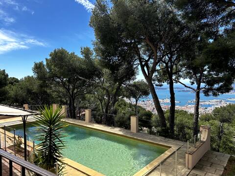 Beautiful villa with pool in Faron. Superb sea view.