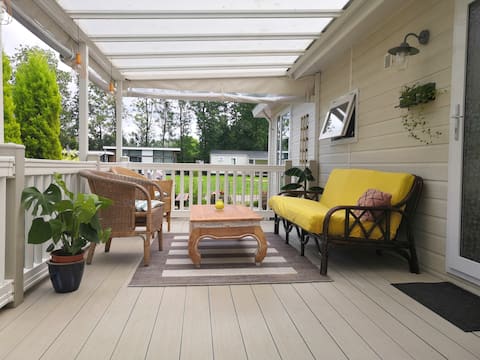 Spacious chalet on the Leekstermeer