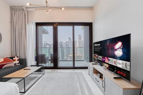 Top Airbnb: Chic Business Bay Studio | 6 mins to Burj Khalifa in Business Bay