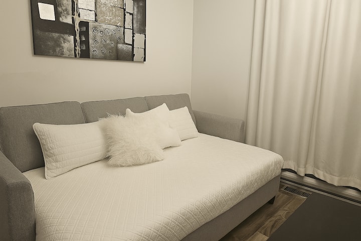 Charming & Central 2-bdm Apt W. Private Hot Tub - Moncton