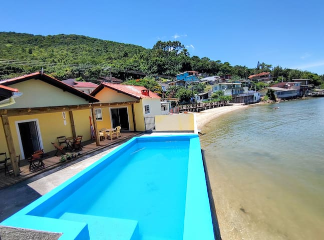 Entire home with 4 bedrooms in Florianpolis - Beira-mar, piscina e vista montanha com pôr do sol
