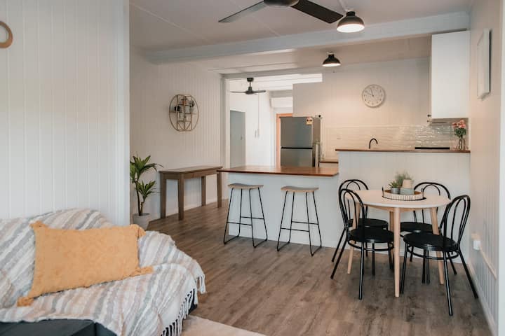 Strand Residence 2 · 2br Chic Apt· Deck · Nr Beach - Townsville