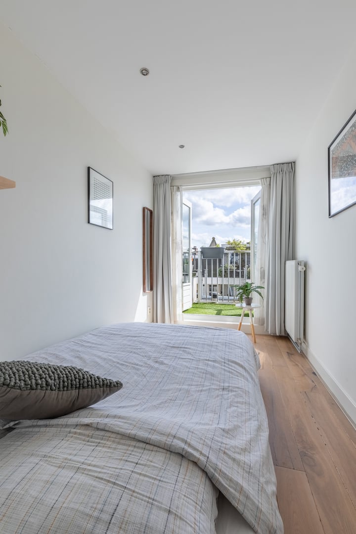 سرير مزدوج في غرفة النوم 2 مع إمكانية الوصول إلى الشرفة للحصول على هواء نقي. 

