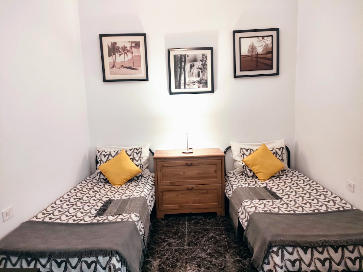 Ერთადგილიანი საწოლები, რომელთა ზომაა 90x200 სმ, კომფორტული მატრასებით ღამის მშვიდი ძილისთვის.