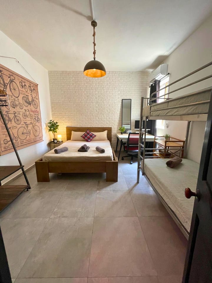 Slaapkamer 2 queen bed (2 kunnen slapen) + stapelbed (2 kunnen slapen) totaal 4, er is ook een bureau voor het werken met voetsteun; ergonomisch verstelbare stoel, scherm en schermtafel (breng gewoon je HDMI mee)