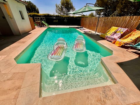 Entire quiet villa with swimming pool and garden