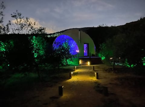 Anuncio de Airbnb popular: Luxury Domo Olivo 5* private garden dinner+brkfst en Badalona