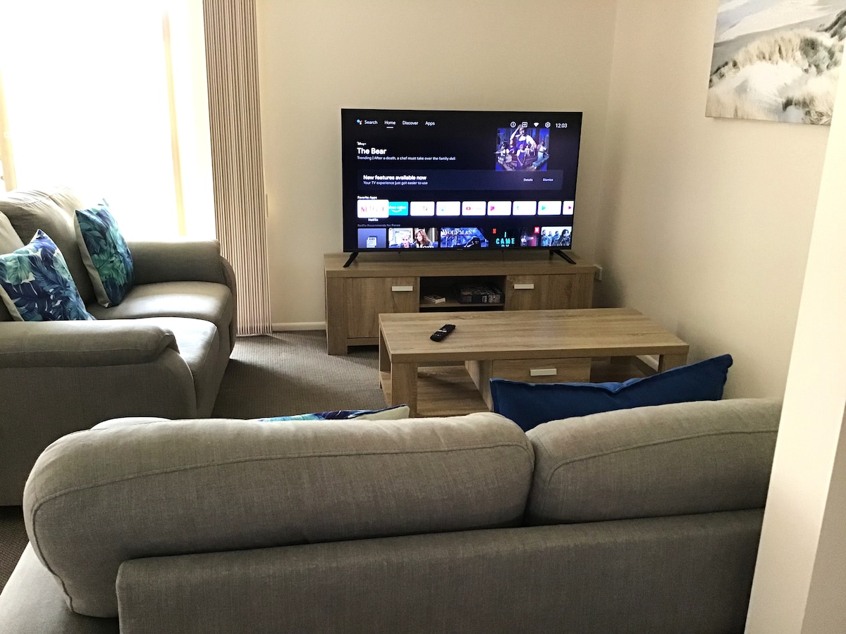 Top Airbnb: Cheerful 2 Bedroom home in Town Centre near Beach. in Caloundra