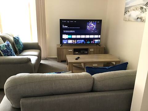 Top Airbnb: Cheerful 2 Bedroom home in Town Centre near Beach. in Caloundra