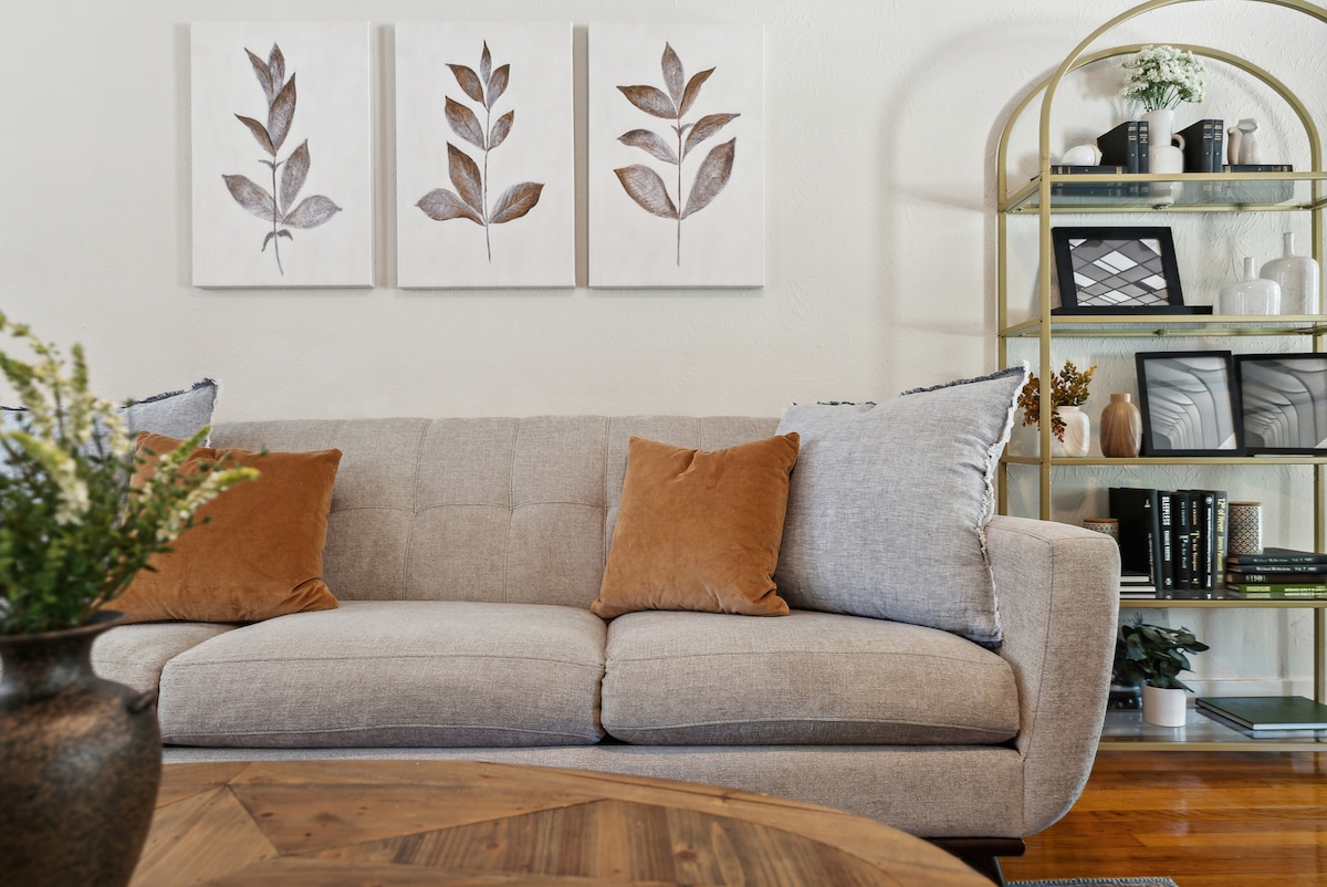 Top performing Airbnb: Greenville Ave Downtown Complete Duplex No. 4814 in Peak's Suburban Addition