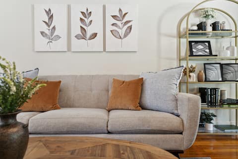 Top performing Airbnb: Greenville Ave Downtown Complete Duplex No. 4814 in Peak's Suburban Addition