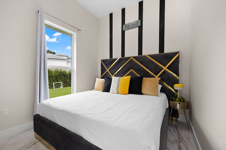 БРАЧЕН КРЕВЕТ (ШИРОК 150-179 СМ)
СПАЛНА СОБА БР. 9
ГОСТИНСКА КУЌА