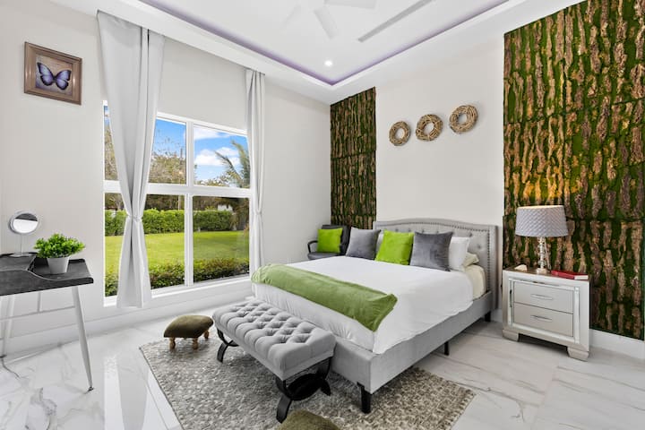 Спална соба бр. 5 брачен кревет (широк 150-179 см)
Удобно се среќава со удобноста во оваа шармантна спална соба со вкусен декор – вашето совршено место за одмор од светот!

Со плакар за пешачење