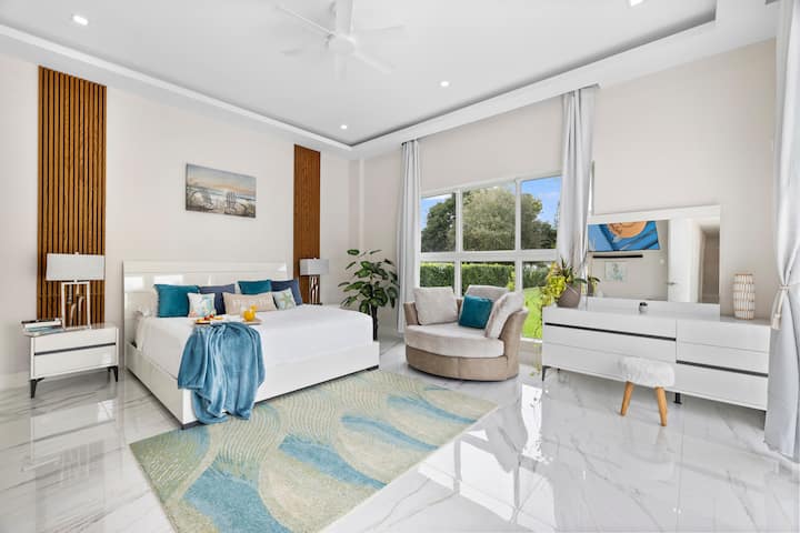 Главен телевизор со спална соба 
од 65инчи и брачен кревет (широк 150-179 см).
Со сопствена бања и 2 плакари за пешачење
Со Vanity ; совршено за да бидете убави.