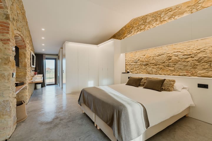 Chumba hiki cha kulala kina bafu la chumba kimoja. Picha za bafu zinaweza kuonekana katika Bafu la 3