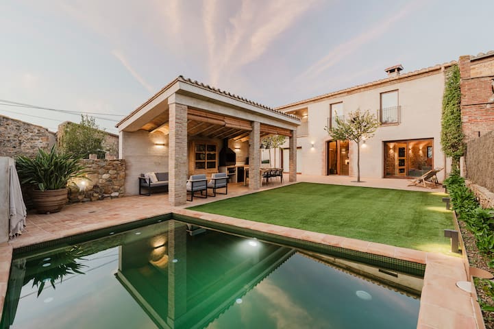 Villa rural 10p, 4 baños, piscina, BBQ. Cal Trumfo