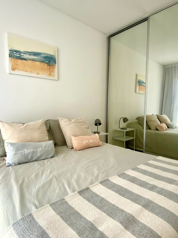 Queen size bed (1.50 x 1.90 Mts) Very comfortable mattress. Extra pillows. Blankets. 
