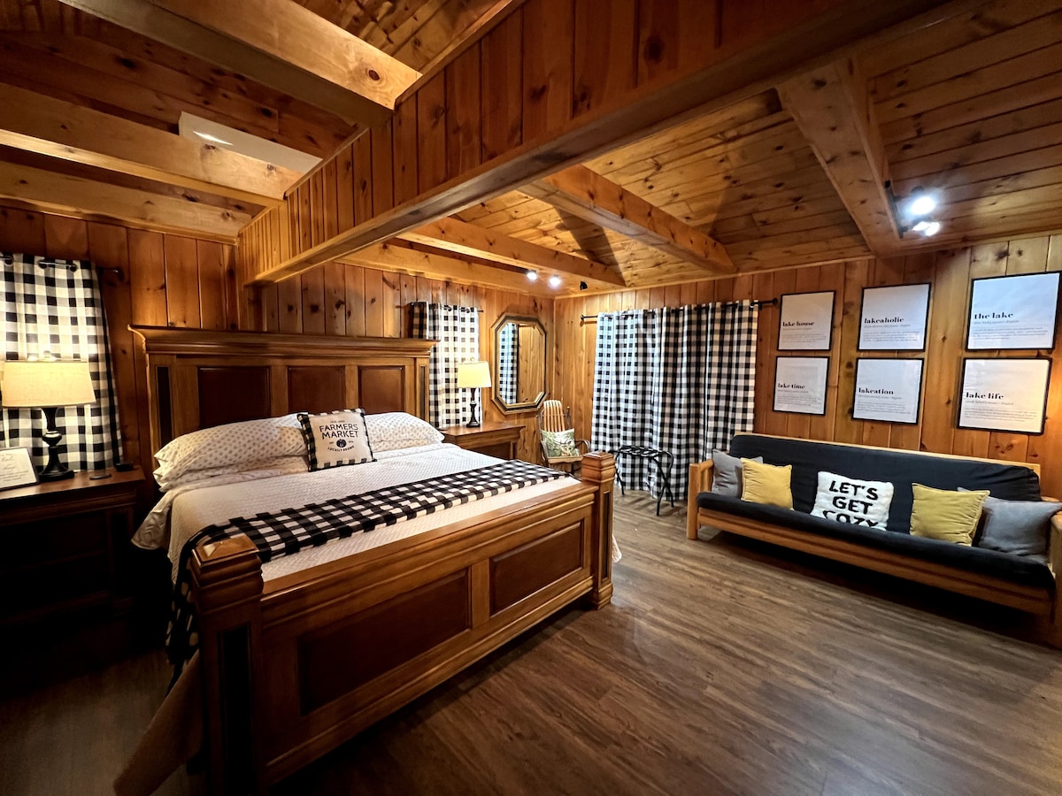 Hlavná spálňa s manželskou posteľou King; v tejto izbe je futon v plnej veľkosti.  Ak budete futón používať na spanie, informujte Marciu, aby bolo možné posteľnú bielizeň umiestniť von.