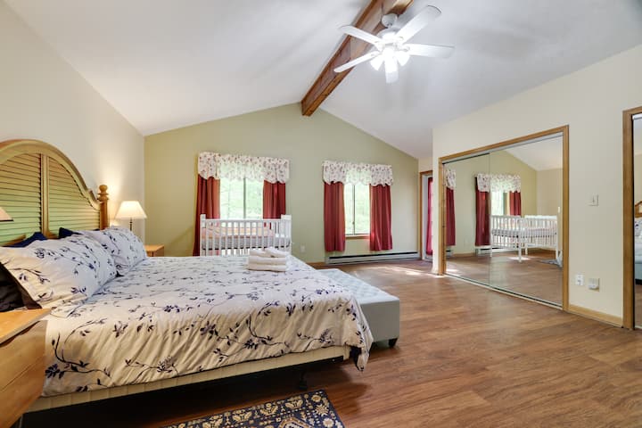 Bedroom with king bed and 2 cribs