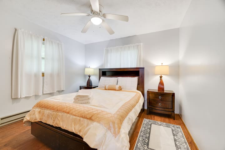 Bedroom with queen bed