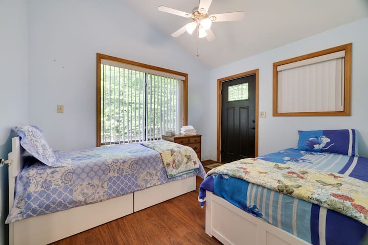 Bedroom with two twin beds