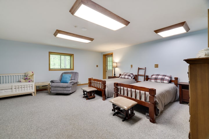 Lower-level Bedroom with two twin beds and a crib.