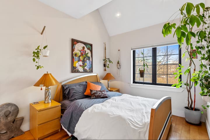 Kiwango cha 2 cha BR 2 kina kitanda cha ukubwa wa Queen * w/mashuka yenye rangi nyingi, mwangaza wa asili wa ajabu wa kaskazini, dari nzuri yenye roshani na mchoro wa kitamaduni ili kuivuta yote pamoja.

* ukweli WA kufurahisha: mmiliki amebuniwa + alijenga fremu ya kitanda.