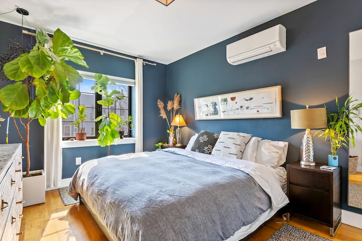 BR ya msingi ina kitanda chenye starehe cha ukubwa wa kifalme w/mashuka meupe, starehe ya chini, mwangaza mzuri wa hisia, kijani cha kuvutia ili kufyonza mafuriko yote ya mwangaza wa jua kwenye sehemu hiyo, AC, na vivuli vya rangi nyeusi kwa wale wanaolala marehemu..