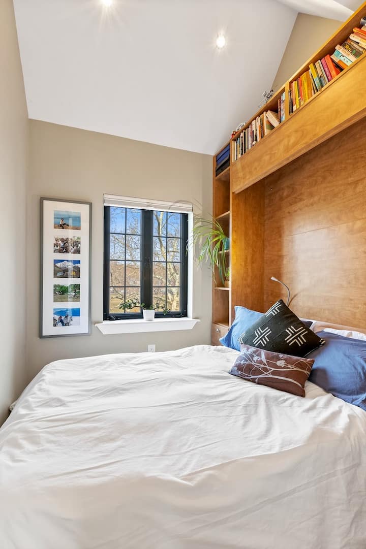 Mwonekano wa chumba cha kulala cha 3 w/kitanda cha ukubwa kamili kilichoamilishwa, taa za kazi, vitabu anuwai na nafasi ya kutosha ya kuhifadhi katika kabati kwa ajili ya wageni wetu.  Mwangaza mzuri wa asili wa mchana, vivuli vya kuzima, na udhibiti wa hali ya hewa unapatikana katika sehemu hii pia.