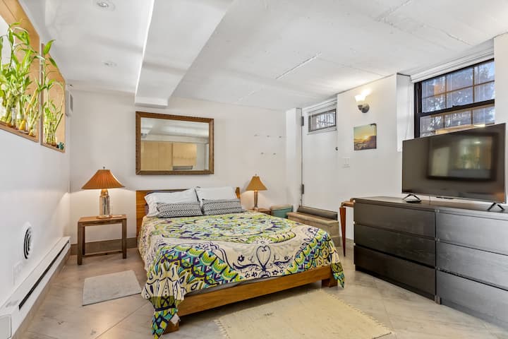 Fleti ya kiwango cha chini ya BR4 ina kitanda aina ya Queen w/mashuka yenye starehe, mito ya plush, mwangaza wa hisia + kioo kikubwa cha kiwango juu ya kitanda ili kupanua sehemu hiyo kwa macho.  Mimea huleta upendo wa kijani na kuna sehemu tofauti ya kupasha joto/ AC katika sehemu hii, pia.