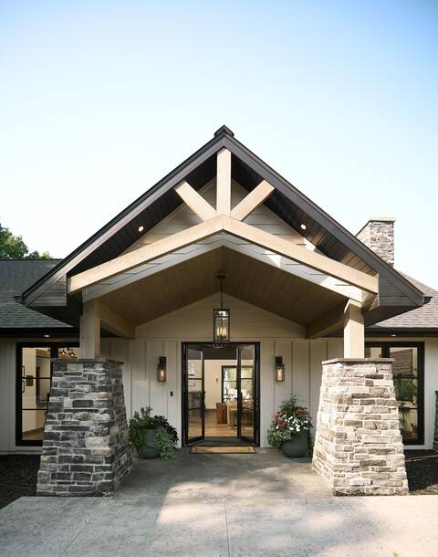 Spacious great room, outdoor fireplace, 8 bedrooms