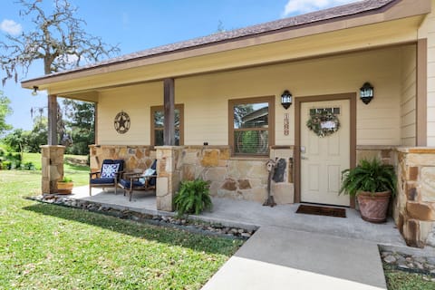 Mae Mae's Cottage - An escape to country living!