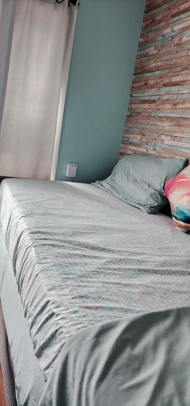 双人沙发床，可通往特大号床。