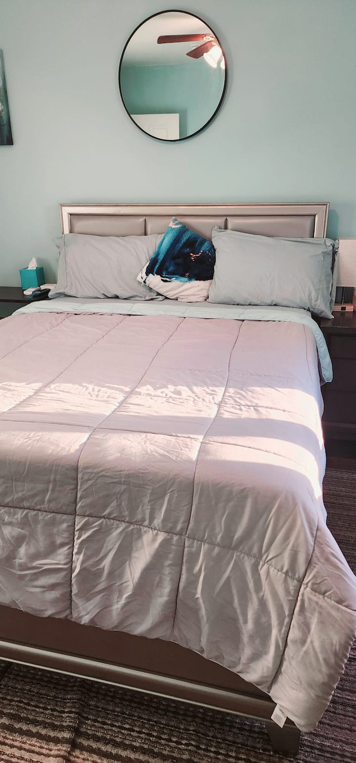 卧室1
床两侧的电子设备配备USB充电端口。