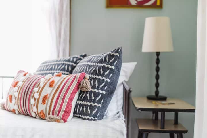 Cama nido de acero hecha a medida y diseñada en Chattanooga.  Trundle se puede alejar de Twin Bed.