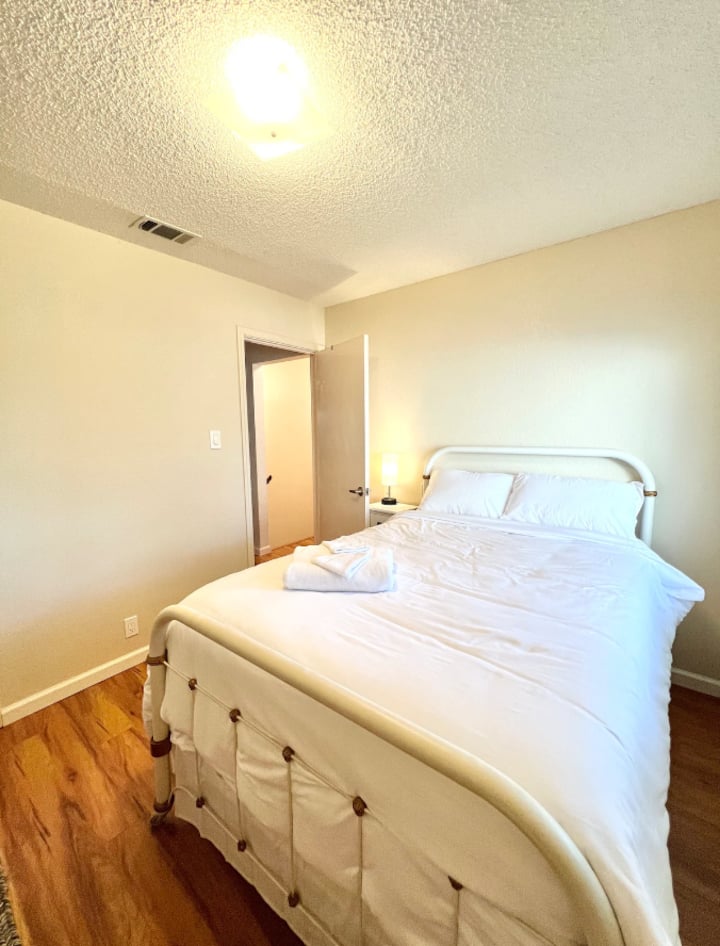 Pohodlná manželská posteľ.