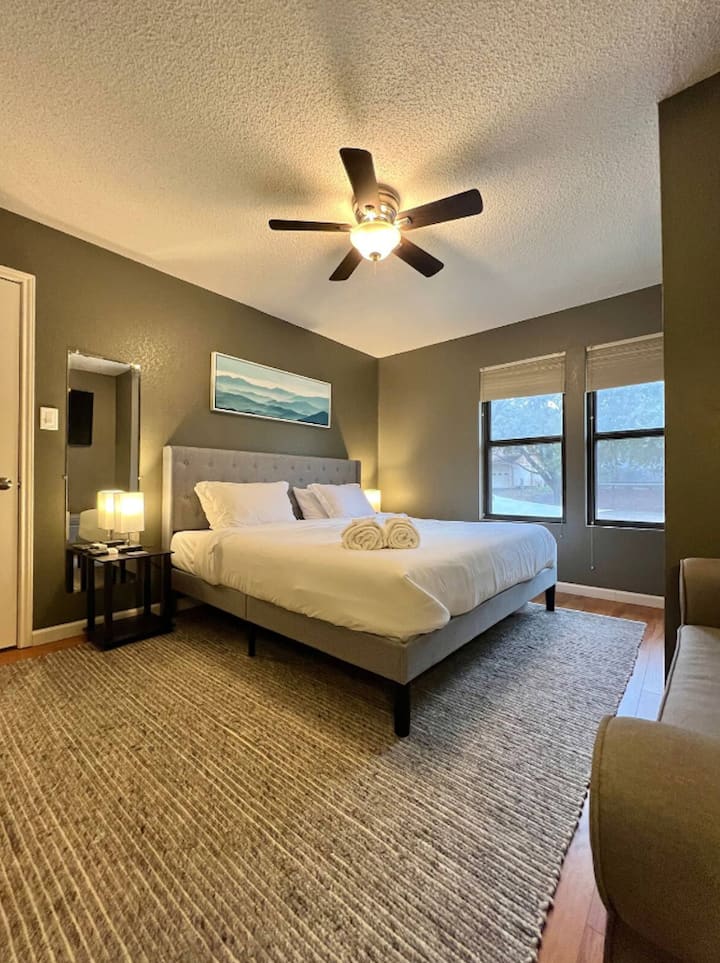 Pohodlná manželská posteľ.